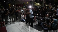 Pita hitam dipasang di depan gedung KPK.