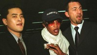 Aktris sekaligus supermodel Naomi Campbel pernah bermasalah dengan pihak maskapai tahun 2008 silam. Menyadari kopernya tak ikut dalam penerbangannya, ia terlibat adu mulut hingga melawan polisi yang mau menangkapnya (Getty Images)
