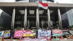 Spanduk hingga Karangan Bunga Mejeng di Gedung KPK