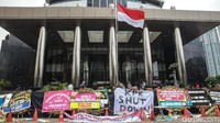 Halaman gedung KPK, nampak ramai dihiasi spanduk hingga karangan bunga, Jakarta, Jumat (13/9/2019).