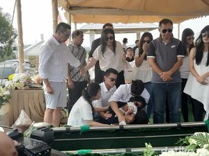 Harunya Pemakaman Adik Boy William di San Diego Hills