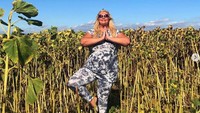 Sebelumnya ia melakukan yoga di kebun bunga matahari. Dok. Instagram/gemmacollins