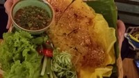 Menu apa ya ini? Tampaknya gorengan yang disajikan dengan saus dan salad. Wadah anyaman piring sajinya unik. Lihat juga wajah Ria yang antusias.  Foto: instagram @riairawan