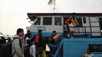 Kapal tersebut siap menyeberangkan pengunjung dari Pelabuhan Muara Angke.