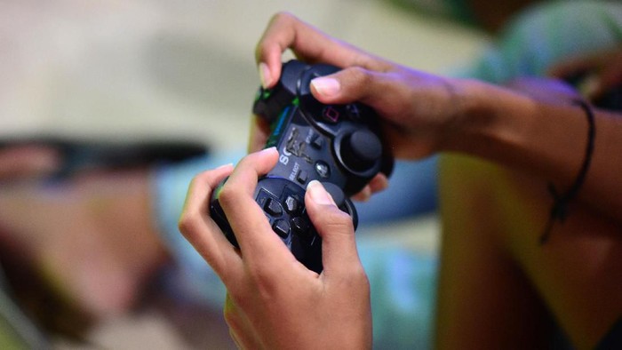 Para penyewa menikmati berbagai permainan Play Station (PS) di warung kelontong milik Jusfri SZ Fangidae, di Baa, Rote, NTT, (22/8/2019). Permainan yang disewa Rp 5.000/jam tersebut menjadi salah satu alternatif hiburan di Rote. Kebanyakan penyewa adalah anak muda.