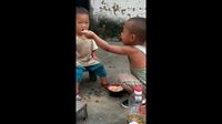So Sweet! Bocah Ini Masak Nasi Goreng Sendiri untuk Adiknya