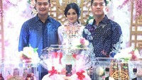 Bahkan di hari pernikahan Raymond, Boy nampak bahagia berpose di sebelah Raymond dengan istrinya. Nampak aneka makanan khas Cina berjejer di depannya. Foto : Instagram @boywilliam17