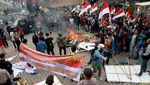 Massa Demo Ricuh di KPK Bakar Karangan Bunga