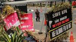 Spanduk hingga Karangan Bunga Mejeng di Gedung KPK