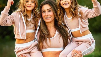 Sang ibu Jiqi Clements telah mendaftarkan putri-putrinya ke agensi modeling sejak usia enam tahun, dengan persetujuan mereka. (Foto: Instagram/clementstwins)