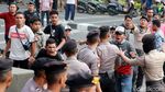 Massa Demo Ricuh di KPK Bakar Karangan Bunga