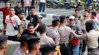 Sejumlah polisi nampak dikerahkan untuk mengamankan area di sekitar gedung KPK, Jakarta.