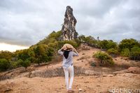 Wisatawan berpose dengan Batu Seulai sebagai latarnya (Ari Saputra/detikcom)
