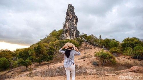 Memotret keindahan matahari terbenam selalu menarik untuk dilakukan. Terlebih jika lokasinya berada di Batu Termanu, Pulau Rote, NTT. Yuk, lihat keindahannya.
