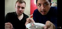 Begini Ekspresi Bule Jerman Saat Diajak Makan di Warkop