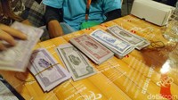 Cara bertransaksi di pasar Sentiling menggunakan mata uang kertas yang sudah disiapkan yaitu lembaran uang dengan nominal 1 sampai 50. Pengunjung bisa menukar uang di stand yang disiapkan, dan jika masih ada sisa bisa ditukar kembali dengan rupiah. (Angling Adhitya Purbaya/detikcom)