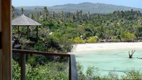 Tak sedikit pula hotel dan resor yang dibangun dengan memanfaatkan pemandangan alam yang menawan seperti pemandangan laut lepas yang dapat membuat mata siapa saja terpukau melihatnya.