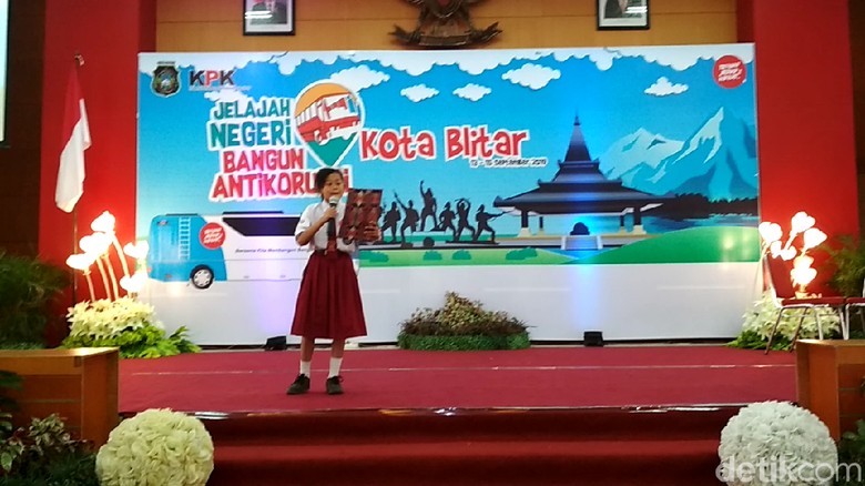 Seorang Siswi SD di Kota Blitar Baca Puisi Korupsi dalam Roadshow KPK Seorang Siswi SD di Kota Blitar Baca Puisi Korupsi dalam Roadshow KPK
