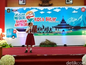 Seorang Siswi SD di Kota Blitar Baca Puisi Korupsi dalam Roadshow KPK