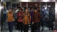 Tiga pimpinan KPK, yakni Agus Rahardjo, Laode M Syarif, dan Saut Situmorang, menggelar konferensi pers.