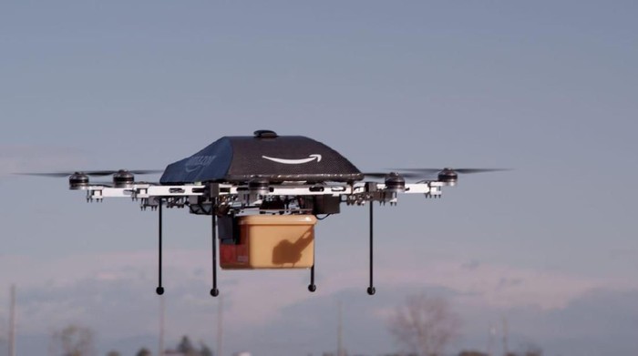 Amazon sudah pasti mengembangkan pengiriman barang menggunakan pesawat tanpa awak atau drone. Namanya Amazone Prime Air.