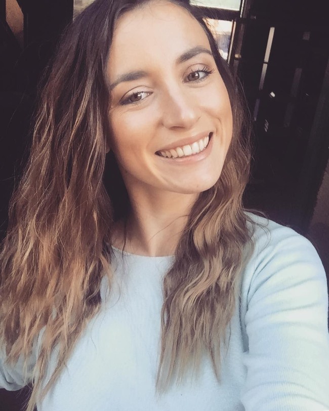 Saat singgah di Iran, pasangan yang tengah merekam gambar lewat kamera drone itu ditangkap. Jolie ditahan terpisah dari kekasihnya. Seperti dikutip dari 7News, Jolie dijatuhi hukuman 10 tahun. Foto: Instagram @jolie.ellen