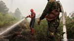 Superhero Bantu Padamkan Kebakaran Hutan di Riau