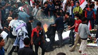 Massa juga berhasil mencopot kain hitam di lobi KPK. Kain itu kemudian dibakar bersama dengan karangan bunga simbol penolakan revisi UU KPK. Ari Saputra/detikcom.