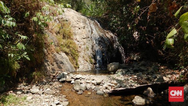 Mengujungi Air Terjun Kering di Karawang Selatan