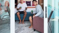 Berada di sebuah hotel, Boy dan Raymond langsung mengabadikan momen sambil memegang minuman kaleng di tangannya. Pose keduanya terlihat mirip. Foto : Instagram @boywilliam17