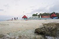 Masyarakat setempat yang mengunjungi dan bermain-main di Pantai Tiang Bendera (Afif Farhan/detikcom)