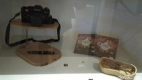 Kamera SLR Leica kesayangan Habibie, pena dan kaca mata Habibie juga diletakkan di sini. Ada juga DVD film Habibie (Tasya/detikcom)