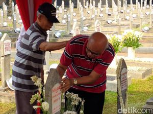 Menangis Haru Saat Ziarah, Keponakan Cerita Nasihat BJ Habibie yang Membekas