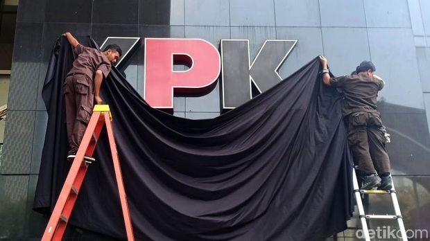 Kain hitam tutup logo KPK / 