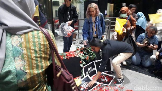 ICW Bawa Keranda dan Bendera Kuning: Simbol KPK Sudah Mati