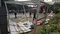Massa yang demo itu mengatasnamakan Himpunan Aktivis Indonesia dan Aliansi Mahasiswa dan Pemuda Relawan NKRI itu juga menyinggung soal revisi UU KPK. Mereka menyebut revisi UU itu untuk memperkuat KPK dan memberi ucapan selamat atas terpilihnya Firli Bahuri sebagai Ketua KPK yang baru.