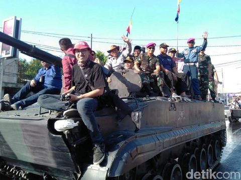 Parade kendaraan tempur di Situbondo/