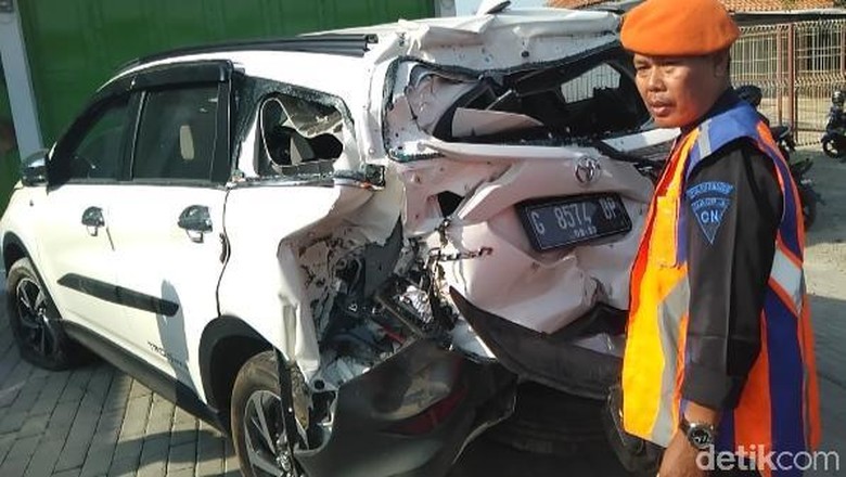 Serobot Palang Perlintasan, Sebuah Mobil Tertabrak KA di Tegal Serobot Palang Perlintasan, Sebuah Mobil Tertabrak KA di Tegal