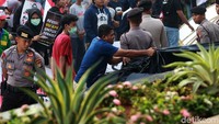 Siang tadi, massa yang mengatasnamakan Himpunan Aktivis Indonesia dan Aliansi Mahasiswa dan Pemuda Relawan NKRI mencopot kain hitam yang menutupi tulisan Komisi Pemberantasan Korupsi di bagian depan. Ari Saputra/detikcom.