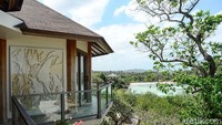 Tak sedikit wisatawan, baik domestik maupun asing yang berkunjung untuk menikmati keindahan alam dan menjajal ombak di pantai-pantai Pulau Rote, Nusa Tenggara Timur (NTT). Hal itu pun dimanfaatkan sejumlah orang untuk mengembangkan lahan bisnis, salah satunya adalah bisnis hotel dan resor.