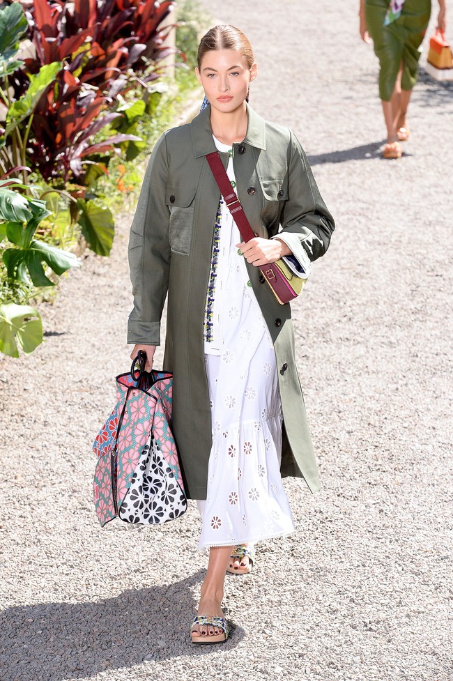 Fashion show koleksi terbaru Kate Spade, New York Fashion Week Spring 2020 digelar di Elizabeth Street Garden, Manhattan, Sabtu (07/09/2019). [Photo by Noam Galai/Getty Images]
