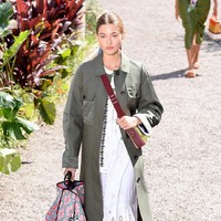 Fashion show koleksi terbaru Kate Spade, New York Fashion Week Spring 2020 digelar di Elizabeth Street Garden, Manhattan, Sabtu (07/09/2019). [Photo by Noam Galai/Getty Images]