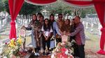 Momen Keluarga Ziarah ke Makam Habibie-Ainun