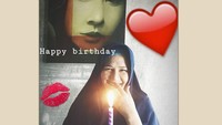 Wah momen ulang tahun Ria ini dirayakan oleh sang suami tercinta Mayky Wongkar. Sepotong kue dengan lilin jadi surprise manis bagi Ria. Foto: instagram @riairawan