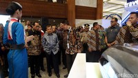 JK didampingi Menhub Budi Karya Sumadi meninjau pameran.