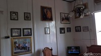 Berbagai foto kenangan almahum B Habibie masih tergantung rapih di rumah tua milik kakeknya.