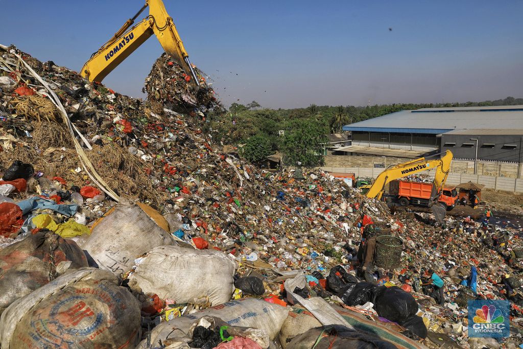 Gunungan Sampah Bantargebang (CNBC Indonesia/Andrean Kristianto)
