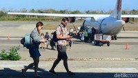 Selain terpukau dengan kecantikan pantai-pantai di Pulau Rote, para wisatawan asing yang berkunjung ke pulau terdepan di Indonesia ini pun ingin menjajal pengamalan berselancar di pulau tersebut yang tak hanya terkenal dengan keindahan pantainya tetapi juga ombaknya yang menantang.