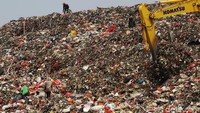 Sejumlah pemulung mengais barang-barang yang masih bisa dijual di tumpukan sampah TPA Cipayung.