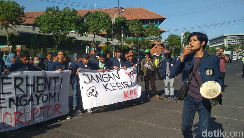 Ratusan Mahasiswa di Surabaya Demo Tolak Revisi UU KPK Ratusan Mahasiswa di Surabaya Demo Tolak Revisi UU KPK